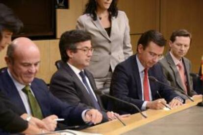 Fotografía facilitada por el Banco Interamericano de Desarrollo del ministro español de Economía y Competitividad, Luis de Guindos (i), el presidente del ICO, Román Escolano (2-d), y el presidente del BID, Luis Alberto Moreno (2-i), durante la firma de un acuerdo de colaboración entre el ICO y el BID en Washington.