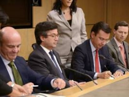 Fotografía facilitada por el Banco Interamericano de Desarrollo del ministro español de Economía y Competitividad, Luis de Guindos (i), el presidente del ICO, Román Escolano (2-d), y el presidente del BID, Luis Alberto Moreno (2-i), durante la firma de un acuerdo de colaboración entre el ICO y el BID en Washington.