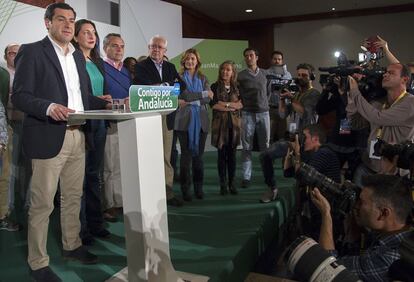 Juan Manuel Moreno durante su comparecencia para valorar los resultados de las elecciones a la Junta de Andaluc&iacute;a.