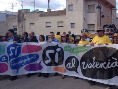 Una marcha ha recorrido las calles de Gata de Gorgos a favor de la enseñanza en valenciano.