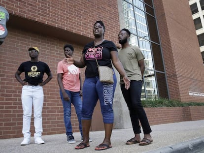 Shetamia Taylor (segunda por la derecha) muestra la zona de Dallas donde fue disparada en 2016 en una protesta racial.