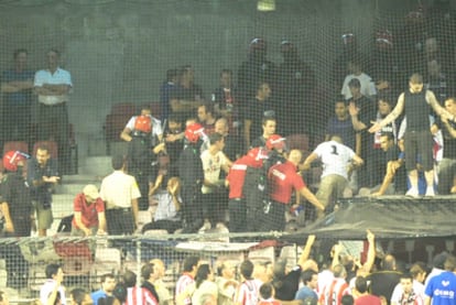 INCIDENTES ANTES Y DURANTE EL PARTIDO. Nueve hinchas del PSG fueron detenidos por agredir a viandantes y a miembros de la Ertzaintza antes del partido. En las gradas siguieron los problemas.