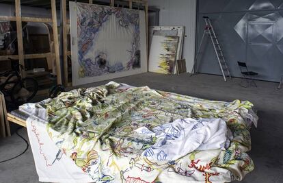 Imagen de los bordados en el estudio de Barceló.