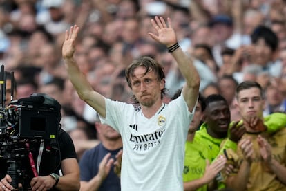 Modric se despide de la afición del Madrid.