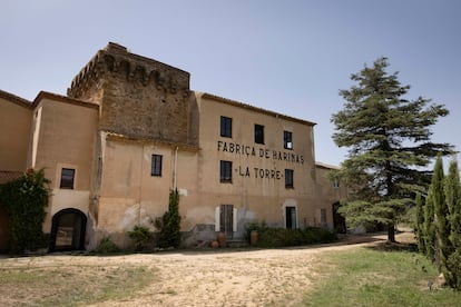 Exterior de l'Antiga Farinera de Corçá (Girona).