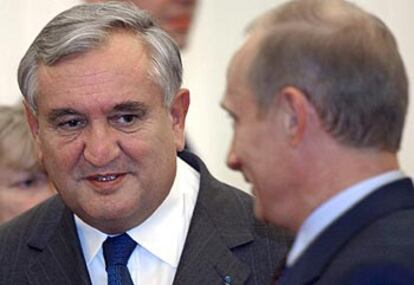 Jean-Pierre Raffarin (de frente), junto al presidente de Rusia, Vladímir Putin, ayer en Moscú.