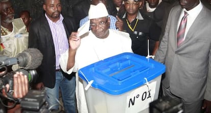 Boubacar Keita en el momento de votar, el 28 de julio, en Bamako.