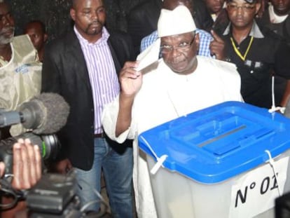 Boubacar Keita en el momento de votar, el 28 de julio, en Bamako.