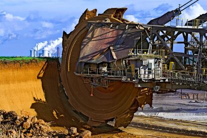 La excavadora Bagger 288, diseñada para el sector minero, es la mayor máquina móvil del mundo y pesa 13.500 toneladas. En la imagen, la excavadora retira tierra antes de empezar a extraer carbón en la mina a cielo abierto Tagebau Hambach, en Alemania.