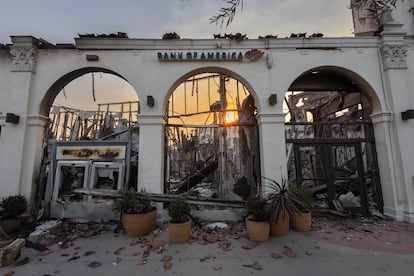 El incendio ha destruido una sucursal de Bank of America en pleno Sunset Boulevard, en la zona de Pacific Palisades, en Los Ángeles, California, en una imagen del 9 de enero de 2025.