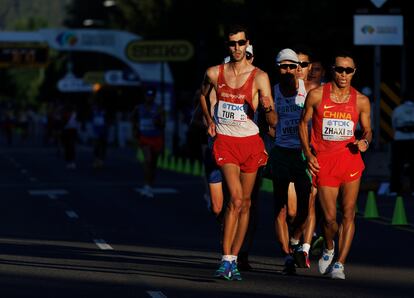 Marc Tur de España y Yangben Zhaxi de China compiten en la carrera de 35 km de marcha masculina en el Campeonato Mundial de Atletismo Oregon en el Estadio Autzen en Eugene, Estados Unidos.