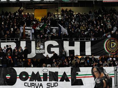 A curva sul do estádio da Juventus, onde fica a torcida Drughi.