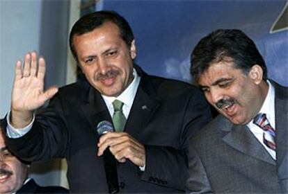 Tayyip Erdogan y Abdullah Gul celebran su triunfo electoral desde el balcón de la sede de su partido en Ankara.