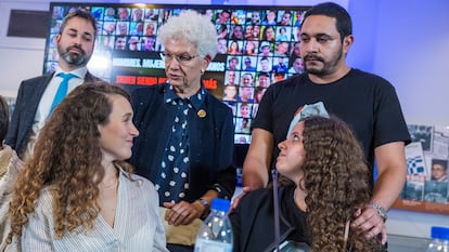 La embajadora israelí en Madrid, Rodica Radian-Gordon (de pie, en el centro), junto a familiares de secuestrados, en octubre en la capital española.