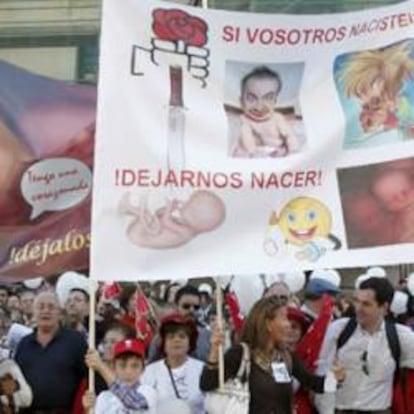 Algunos de los manifestantes en la protesta contra el aborto que se celebra en Madrid