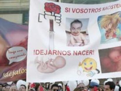 Algunos de los manifestantes en la protesta contra el aborto que se celebra en Madrid