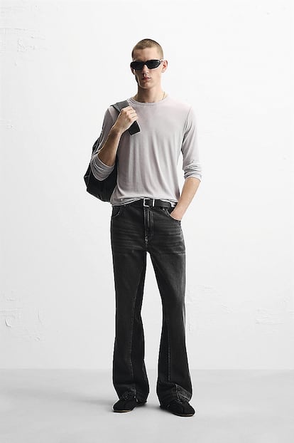 Un modelo de Zara con vaqueros 'flare'.