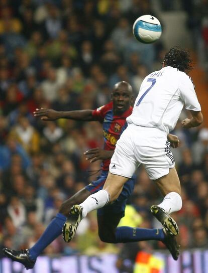 Raúl remata de cabeza para marcar el primer gol de su equipo en presencia de Thuram. 22-10-2006