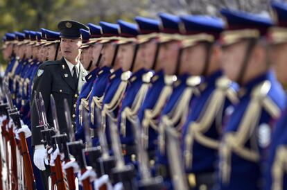 Un oficial de la Fuerza de Autodefensa de Japón (JSDF) inspecciona la guardia de honor antes de la llegada de la ministra española de Defensa, María Dolores de Cospedal, al Ministerio de Defensa en Tokio (Japón).