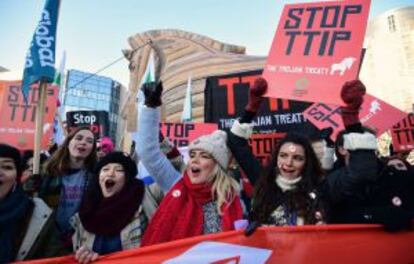 Manifestantes protestan contra el TTIP frente a la Comisión.