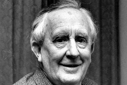 J.R.R. Tolkien vuelve entre los autores que más venden en nuestro país gracias a la trilogía cinematográfica estrenada a nivel mundial, y que ha acercado a nuestros hogares las figuras de Légolas, Frodo, Bilbo y compañía.