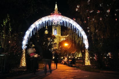 Los vieneses se toman muy en serio la decoración del parque de la Rathaus. Los árboles se llenan de lámparas con motivos navideños y en las diferentes zonas de acceso al parque puertas como la mostrada en la fotografía indican a uno que está a punto de entrar en un reino mágico, en algo parecido a un parque temático de la Navidad.