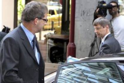 Los representantes de la misión del BCE y CE, Klaus Masuch (i) y Matthias Mors (d), respectivamente, llegan al ministerio de Finanzas en Atenas (Griega), para una reunión con el ministro griego de Finanzas Yiannis Stournaras. EFE/Archivo