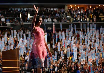 La primera dama Michelle Obama saluda a los delegados asistentes a la convención demócrata.