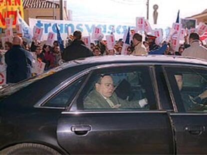 Jordi Pujol es abucheado por la multitud a su llegada a Ulldecona.