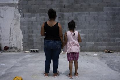 Idalia Patricia tiene 25 años. Migró a Estados Unidos con su hija Alison y su esposo desde San Salvador. La pareja estaba montando un pequeño negocio, pero los pandilleros de la MS les pidieron una extorsión que no podían pagar y los amenazaron de muerte. Vendieron todo de un día para otro para viajar en autobús a EE UU, donde los expulsaron inmediatamente. Ahora, están varados en el campamento de Reynosa con cientos de personas.