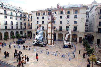 Montaje del belén gigante de Alicante.