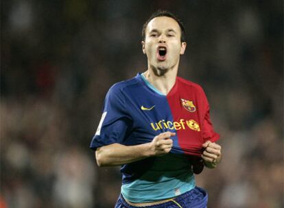 Iniesta celebra su gol al Sevilla, el primero del Barça.