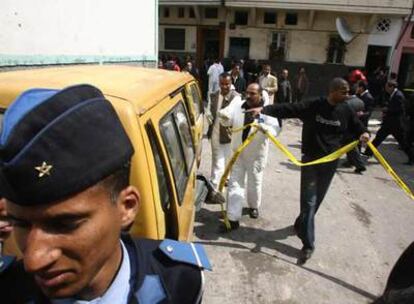 Varios policías acordonan la zona en la que el primero de los terroristas suicidas se ha inmolado este martes en Casablanca.