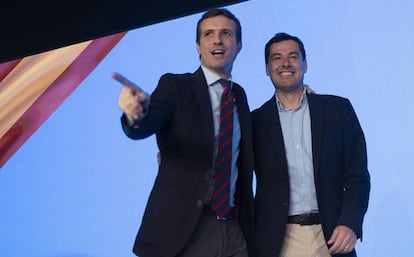 El presidente del PP, Pablo Casado, y el candidato a la Junta de Andalucía, Juan Manuel Moreno, este sábado en la reunión interparlamentaria del partido.