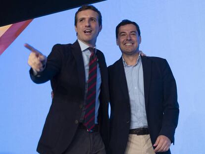 El presidente del PP, Pablo Casado, y el candidato a la Junta de Andalucía, Juan Manuel Moreno, este sábado en la reunión interparlamentaria del partido.
