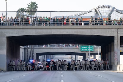 Oficiales de policía vigilan una sección de la autopista 101 durante una marcha en apoyo a los inmigrantes, el pasado 2 de febrero en Los Ángeles. 