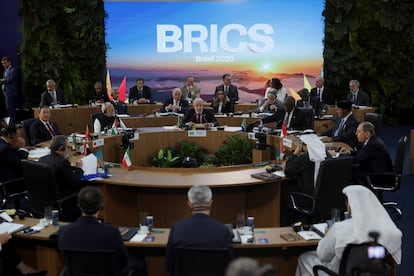 Luiz Inácio Lula da Silva, Li Qiang, Narendra Modi, Cyril Ramaphosa, Sergei Lavrov y otros líderes en la reunión inaugural de la cumbre de los BRICS, en el Museo de Arte Moderno de Río de Janeiro, el 6 de julio.
