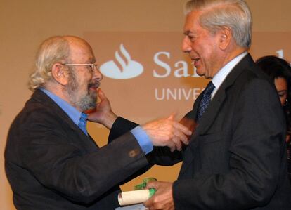 El escritor Mario Vargas Llosa (a la derecha) recibe de manos de José Manuel Caballero Bonald el Premio Internacional de Ensayo de la Fundación Caballero Bonald por su obra 'El viaje a la ficción: El mundo de Juan Carlos Onetti', en Jerez (Cádiz), en 2009.
