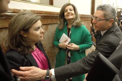 Gallard&oacute;n se dispone a besar a Santamar&iacute;a, en presencia de B&aacute;&ntilde;ez, tras la votaci&oacute;n del aborto.