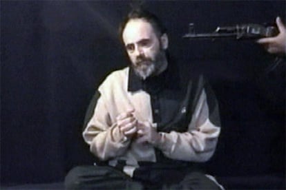 Roy Hallums, en un momento del vídeo divulgado hoy por sus captores en Irak.