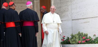 O Papa deixa uma das sessões do Sínodo sobre a Família.