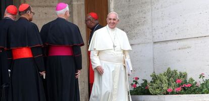 El Papa abandona una de las sesiones del Sínodo sobre la Familia.