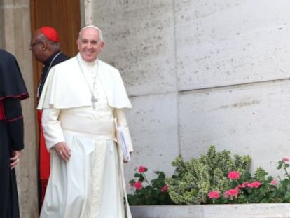 O Papa deixa uma das sessões do Sínodo sobre a Família.