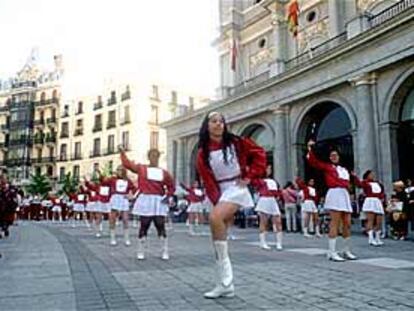 Un grupo de majorettes de Móstoles desfila  por la Plaza de Oriente.