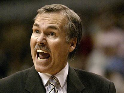 Mike D'Antoni da instrucciones a sus jugadores en el partido del viernes.