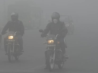 Una calle de Nueva Delhi envuelta en 'smog', en febrero pasado. 