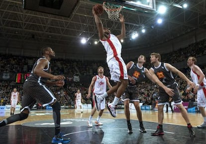 Joseph Jones entra a canasta ante el escolta Fran Pilepic en la visita del CAI a Bilbao.