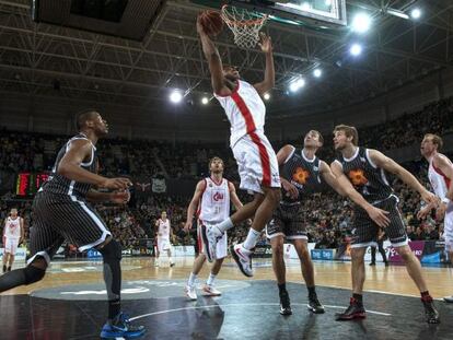 Joseph Jones entra a canasta ante el escolta Fran Pilepic en la visita del CAI a Bilbao.