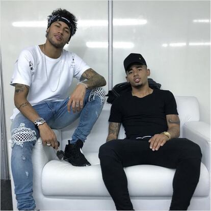 Neymar ha aprovechado los días que ha pasado en Brasil para salir con su compañero de selección Gabriel Jesus, delantero del Manchester City. En la imagen, los jugadores dejan claro que no se ponen lo primero que encuentran en el armario y posan con mucho 'flow'. Los vaqueros estratégicamente rotos, los relojes de lujo, gafas de sol, cadenas de oro blanco, cintas en la cabeza y las deportivas que visten hacen que por un momento olvidemos que estamos ante dos futbolistas y veamos a dos auténticos raperos.