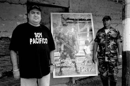 Francisco Javier Zuluaga (izquierda), el día antes de dejar las armas, en Santa Fe de Ralito.